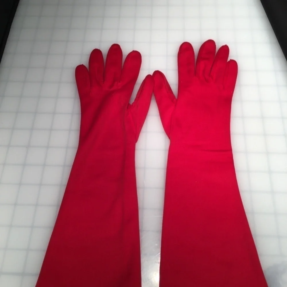 Unbranded cloth fabric gloves, women’s size medium, RED, pre-owned, EUC